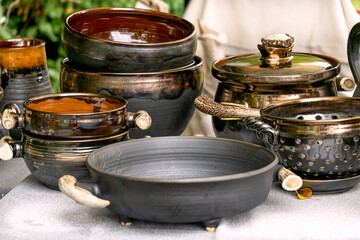 Handmade glazed clay pottery using wild animal horns. - 757568255