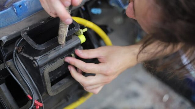 repair of the air conditioner damper duct in a car