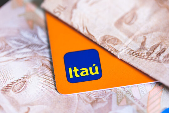 Banco Ita&uacute;. Notas do Real Brasileiro e um cart&atilde;o de cr&eacute;dito do Banco Ita&uacute; em destaque. Brasil, 07/03/2024.