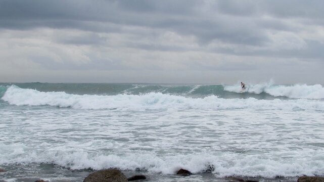 Hombre surfeando en San Jos&eacute; del Cabo 