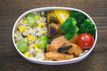 そら豆とコーン粒の混ぜご飯弁当