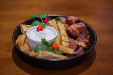 Comida Brasileira Típica Restaurante Feijoada Carne Tilápia Risotto Macarrão Legumes Filé Mignon Fettucine Salada Ceasar Pastelzinho Caldo de Mandioca Frios Dado de tapioca Drinks Coquetéis Brasileiro