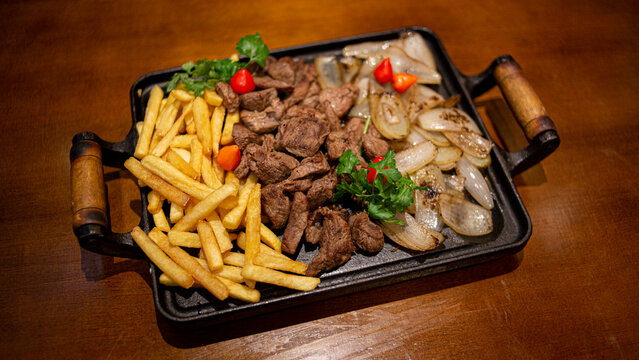 Comida Brasileira T&iacute;pica Restaurante Feijoada Carne Til&aacute;pia Risotto Macarr&atilde;o Legumes Fil&eacute; Mignon Fettucine Salada Ceasar Pastelzinho Caldo de Mandioca Frios Dado de tapioca Drinks Coquet&eacute;is Brasileiro