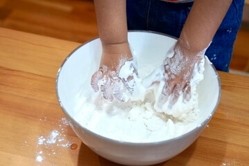 料理中の子どもの手