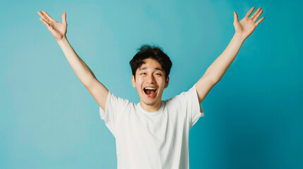 笑顔で両手を上げる若い男性。アジア、日本