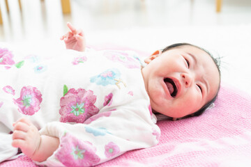 泣く赤ちゃん