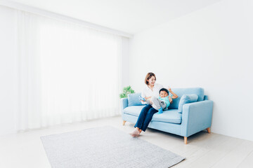 家でお母さんと遊ぶ小さな男の子