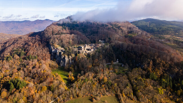 Santuario de la Verna en Italia 800 a&ntilde;os de la aparici&oacute;n de los estigmas a San Francisco de As&iacute;s monasterio cat&oacute;lico en medio del bosque y rodeado de nubes
