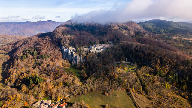 Santuario de la Verna en Italia santuario de San Francisco de As&iacute;s a 800 a&ntilde;os de la aparici&oacute;n de los estigmas a San Francisco hermoso paisaje en medio del bosque y un cielo lleno de nubes