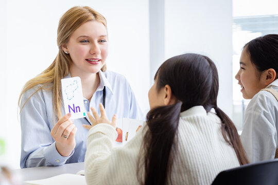 英会話講師と小学生　English conversation instructor