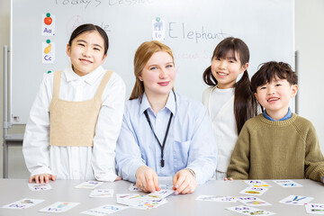 外国人講師と笑顔の子ども