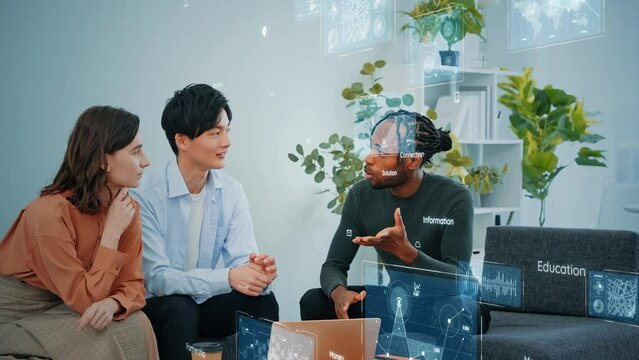 オフィスで会話する多国籍グループとデジタルテクノロジー