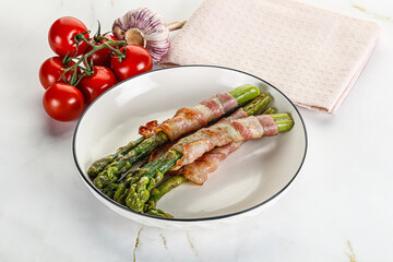 Grilled asparagus with bacon