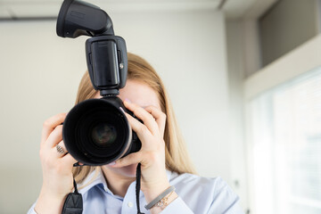 Fototapeta premium 女性カメラマン photographer