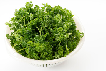 水切りザルに入れたパセリ