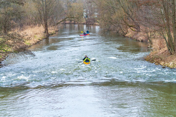 Paddler sind auf der Spree unterwegs