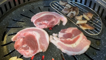 삼겹살 숯불 고기구이 돼지고기 식당 화로구이 숯 바베큐