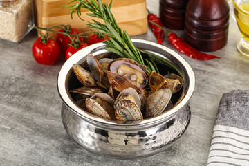 Raw vongole clams for cooking