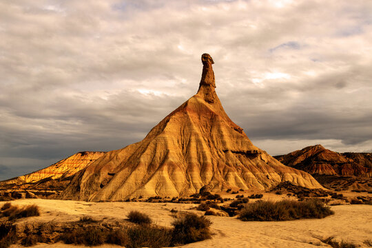 Las Bardenas Reales de Navarra son un paraje natural semides&eacute;rtico de unas 42.000 ha que se extiende por el sureste de Navarra. Sus suelos son de arcillas, yesos y areniscas y han sido erosionados