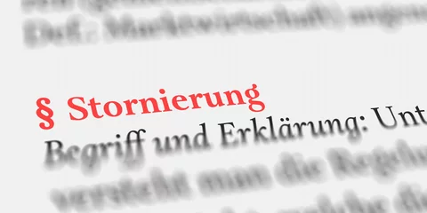 Das Wort Stornierung im Buch erklärt mit Paragraph Zeichen © Nico