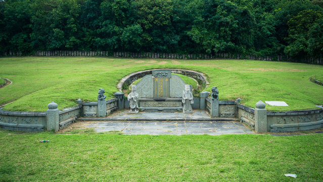 Grave of the former ruler of Songkhla. Text on plate mean "In the 14th year of Emperor Qianlong's reign, it was already the second year of spring".