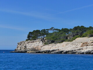Fototapeta na wymiar Calanques en Côte d'Azur depuis un bateau