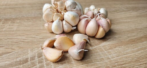 Garlic cloves and heads for cooking.