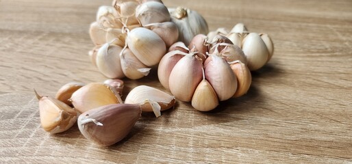 Garlic cloves and heads for cooking.
