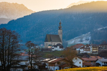 Kirche in Anger mit den Alpen im Berchtesgadener Land im Sonnenuntergang im Frühling - 757815018