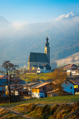 Kirche in Anger in den Alpen im Berchtesgadener Land mit Nebel im Sonnenaufgang im Frühling - 757816872