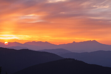 Obraz premium sunset at mountain background