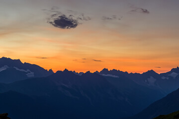 Obraz premium Sunset at mountain background