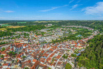 Blick auf das idyllisch gelegene Eichstätt, zentrale Stadt des Naturparks Altmühltal in Bayern