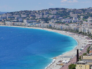 Fototapeta na wymiar Plage de Nice depuis les hauteurs