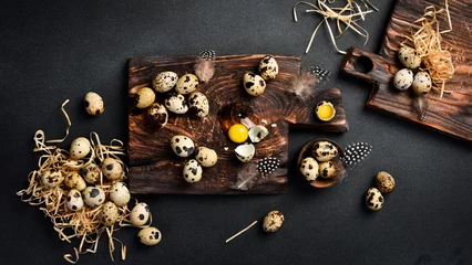 Foto op Plexiglas Quail eggs on a wooden board. Rustic style. Top view. © Yaruniv-Studio