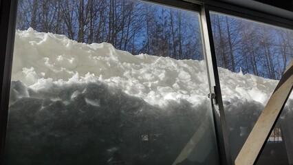 窓の高さまで積もった雪
