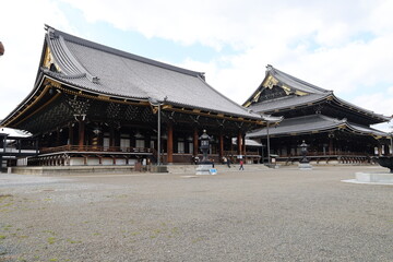 Naklejka premium A Japanese temple : a scene of the precincts of Higashi-hongan-ji Temple in Kyoto City 日本のお寺：京都市にある東本願寺境内の風景