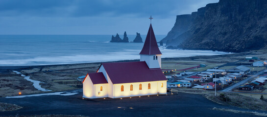 Kirche in Vik, Reynisdrangar, Südisland, Island