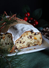 Stollen, dolce tradizionale natalizio tedesco conosciuto anche come Christstollen tagliato a pezzi,...