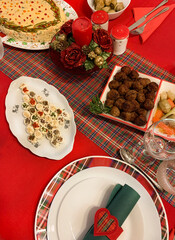 Cibo tradizionale natalizio. Insalata Olivier, antipasto, polpette, formaggi speziati e vino rosso. Concetto di riunione di famiglia. Sfondo di Natale. Vista dall'alto.