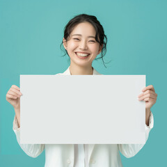 白いフリップを手に持つ笑顔の日本人の女性 - obrazy, fototapety, plakaty