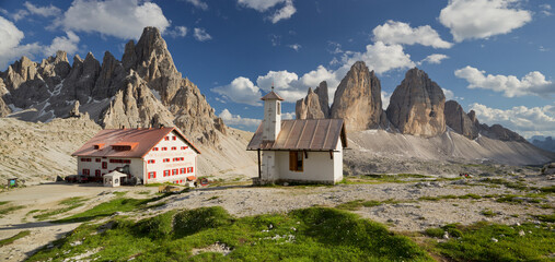 Fototapeta na wymiar Kapelle, Drei Zinnen Hütte, Paternkofel, Südtirol, Dolomiten, Italien