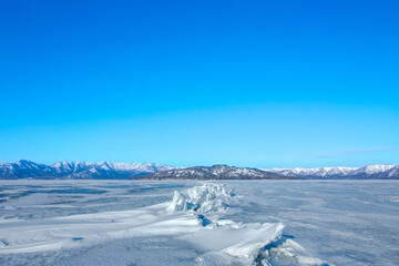 氷に覆われた冬の湖の巨大な氷の亀裂。日本ではおみわたりと呼ばれる氷丘脈の自然現象。北海道の屈斜路湖。