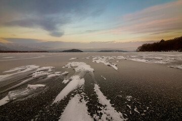 凍った湖の夕暮れ。北海道の屈斜路湖。