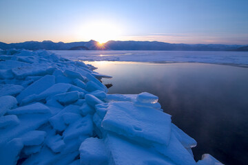凍った湖の夕暮れ。北海道の屈斜路湖。