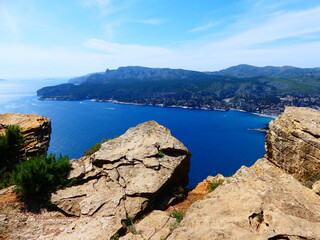 Paysage naturel de falaise avec vue sur mer en Côte d'AZur