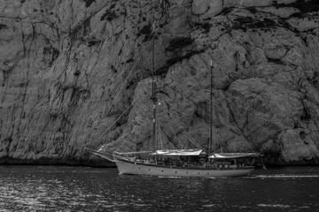 Voilier au large du Parc National des Calanques