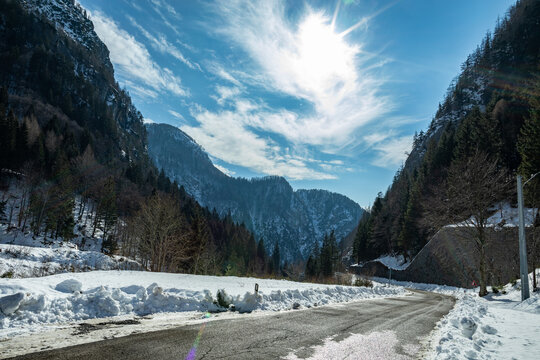 ripresa panoramica che mostra l'area naturale di montagna e la strada che collega Passo Pramollo e Pontebba, in Friuli Venezia Giulia, ricoperta di neve, durante una fredda mattina in inverno