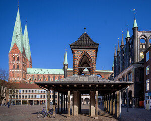 Markt Lübeck sonnig entzerrt