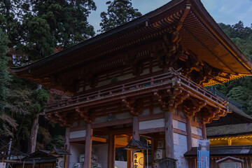 日本　滋賀県大津市にある日吉大社の境内のライトアップされた西本宮楼門